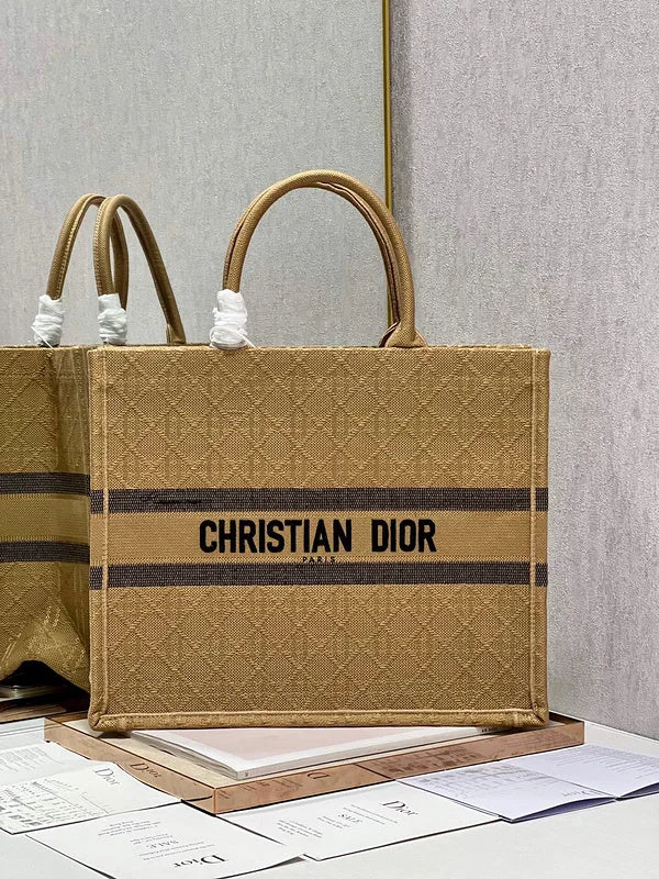 Luxury Christian Dior crossbody bags with a chain - link strapDior Bag